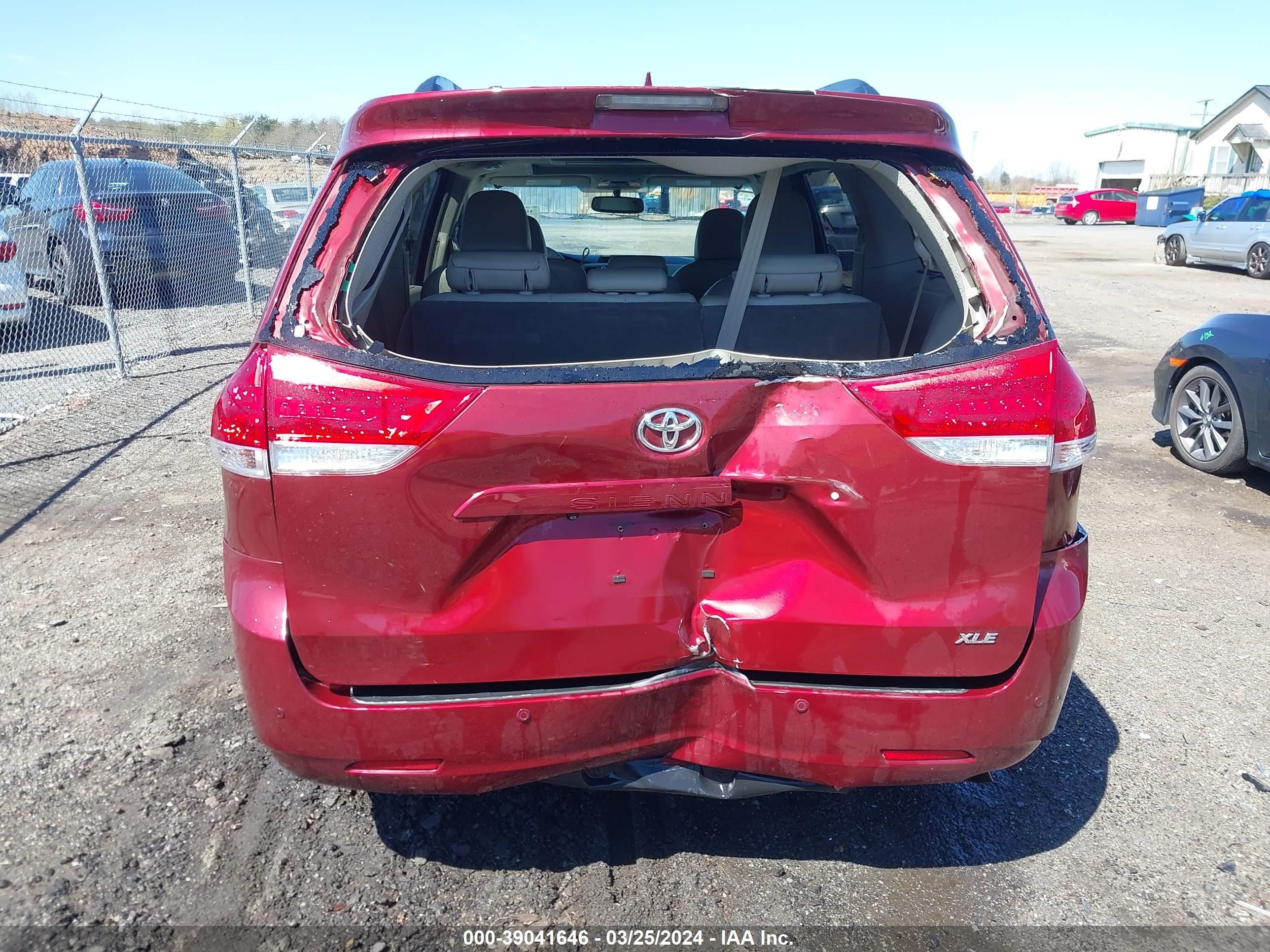 Photo 5 VIN: 5TDYK3DC0BS047998 - TOYOTA SIENNA 