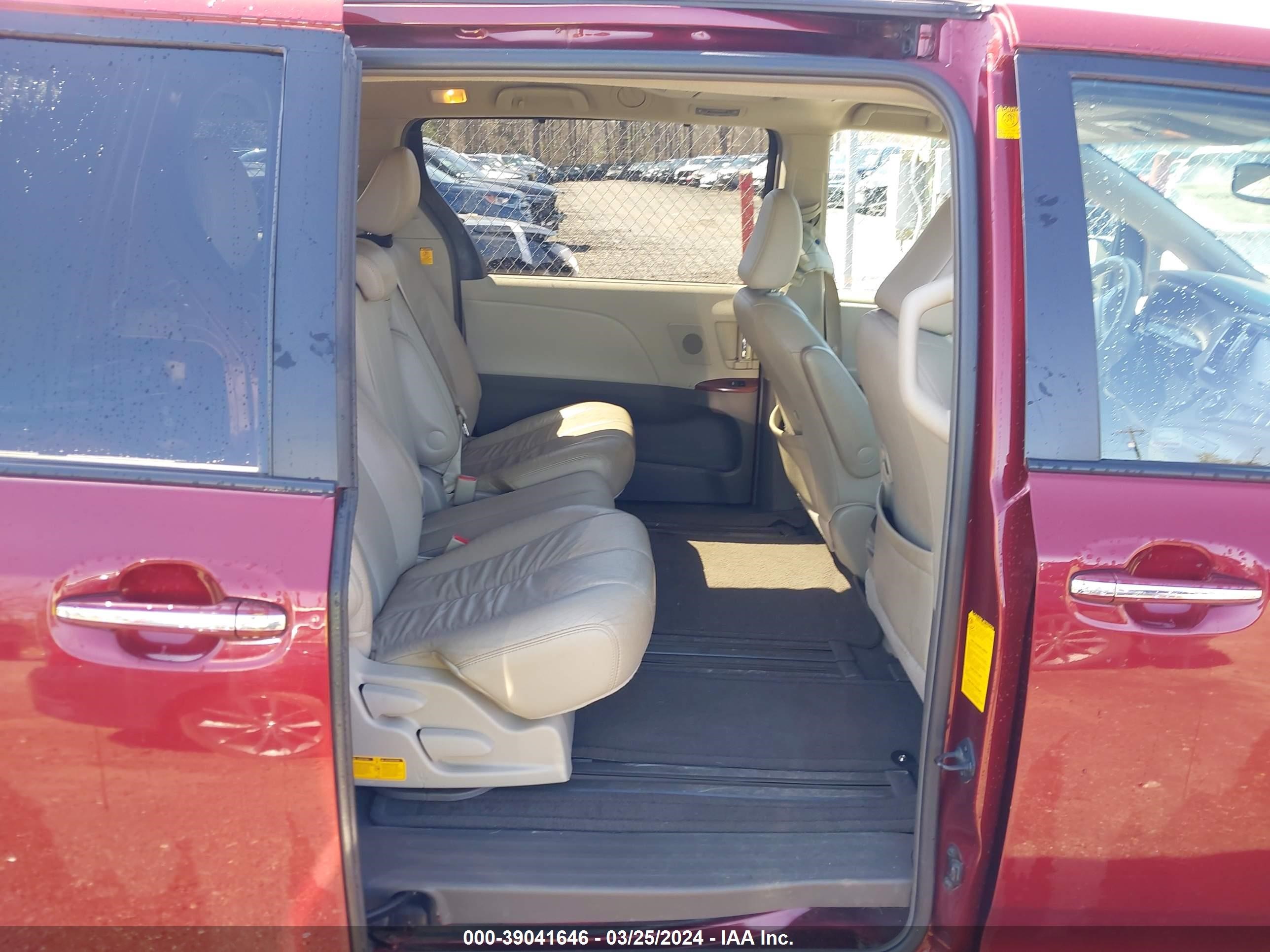 Photo 7 VIN: 5TDYK3DC0BS047998 - TOYOTA SIENNA 