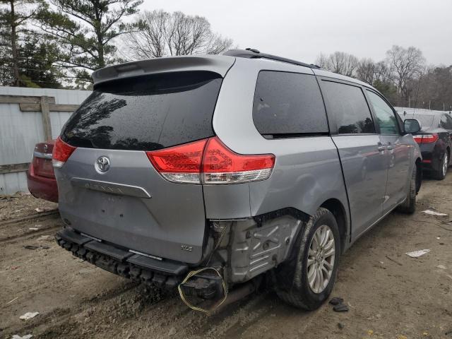 Photo 2 VIN: 5TDYK3DC0CS245952 - TOYOTA SIENNA XLE 