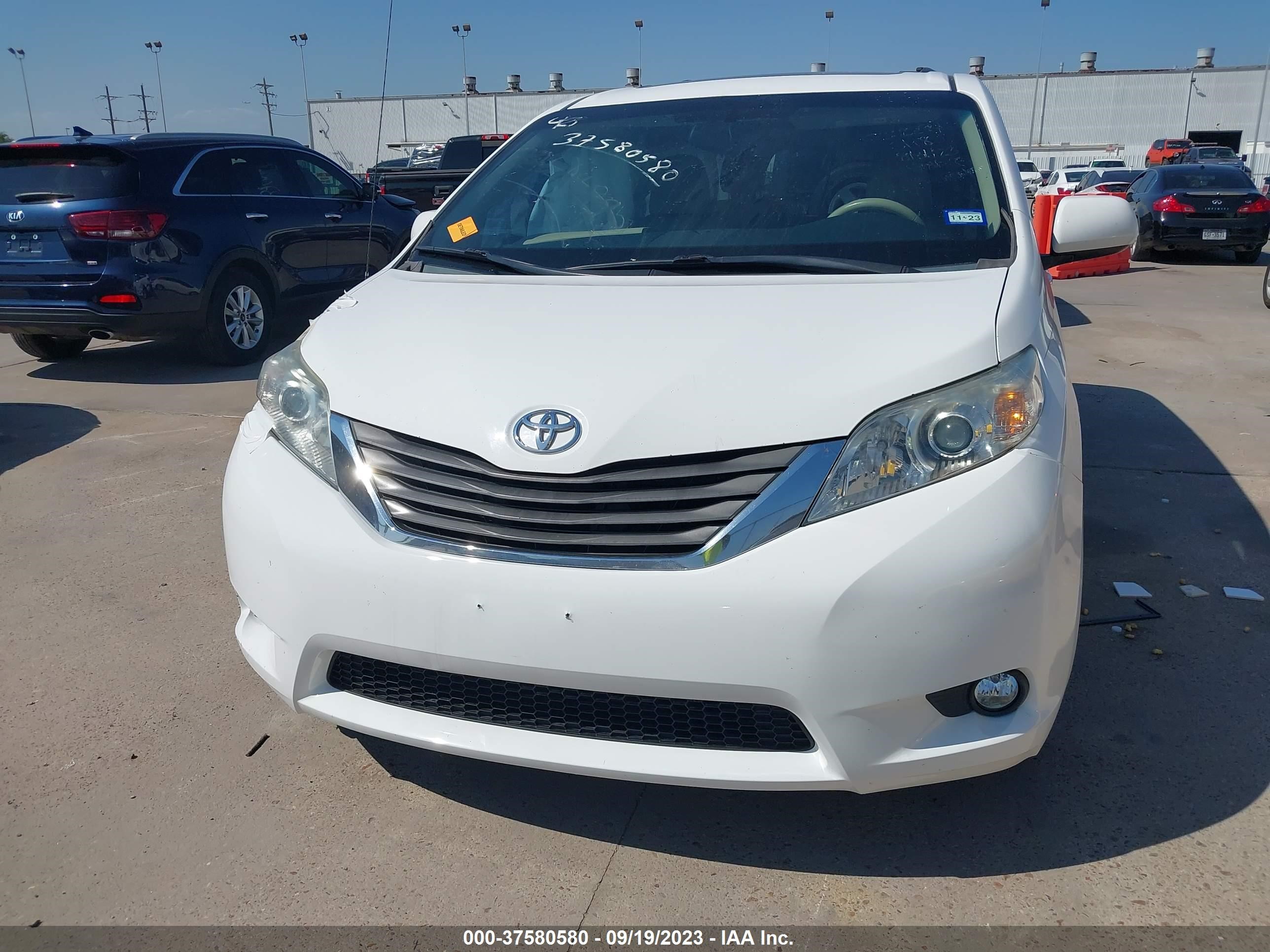 Photo 11 VIN: 5TDYK3DC0DS401831 - TOYOTA SIENNA 