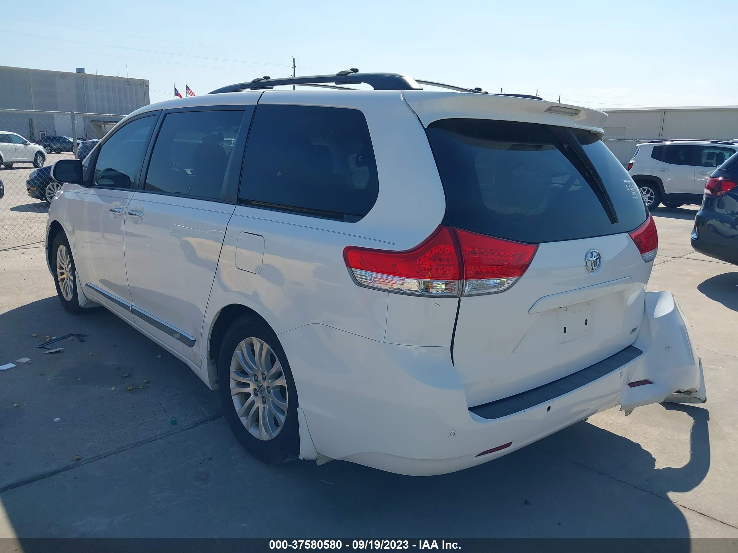 Photo 2 VIN: 5TDYK3DC0DS401831 - TOYOTA SIENNA 