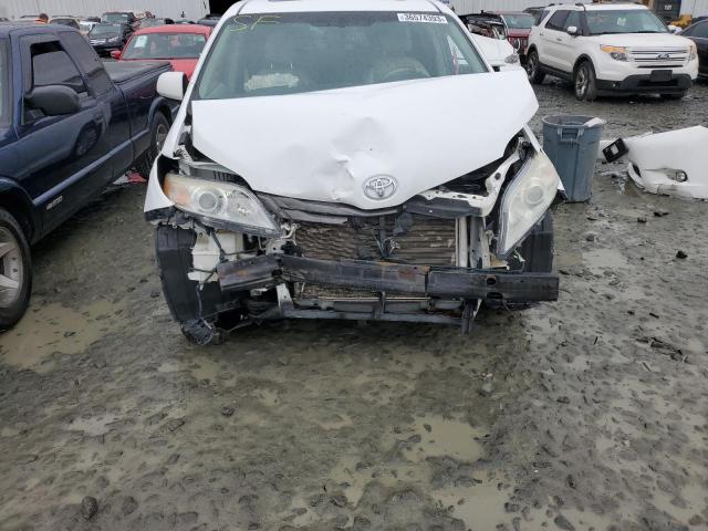 Photo 4 VIN: 5TDYK3DC1BS036282 - TOYOTA SIENNA XLE 