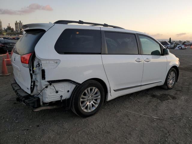 Photo 2 VIN: 5TDYK3DC1CS211700 - TOYOTA SIENNA XLE 