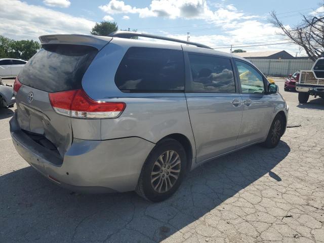 Photo 2 VIN: 5TDYK3DC1CS257401 - TOYOTA SIENNA XLE 