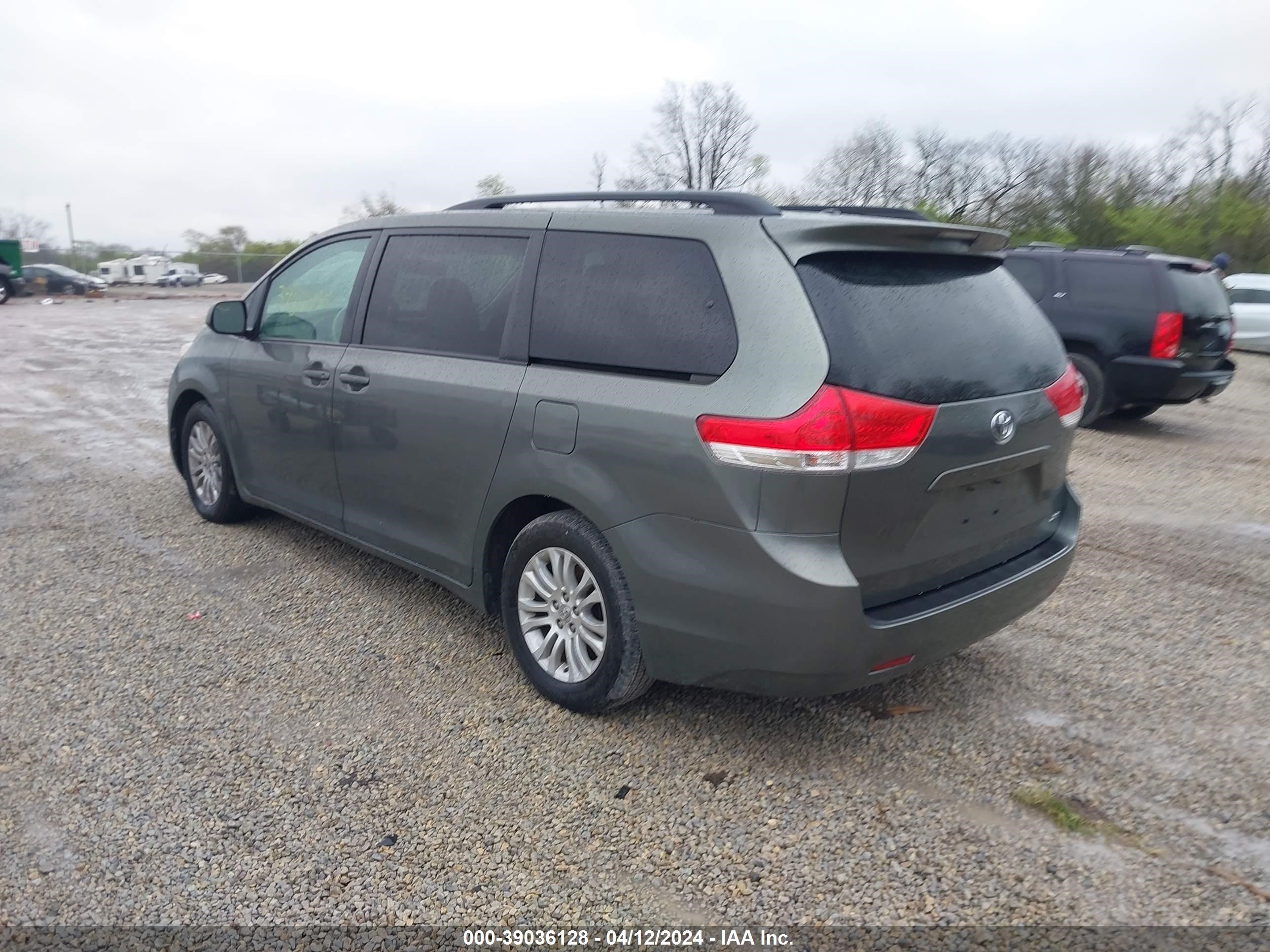 Photo 2 VIN: 5TDYK3DC1CS267023 - TOYOTA SIENNA 