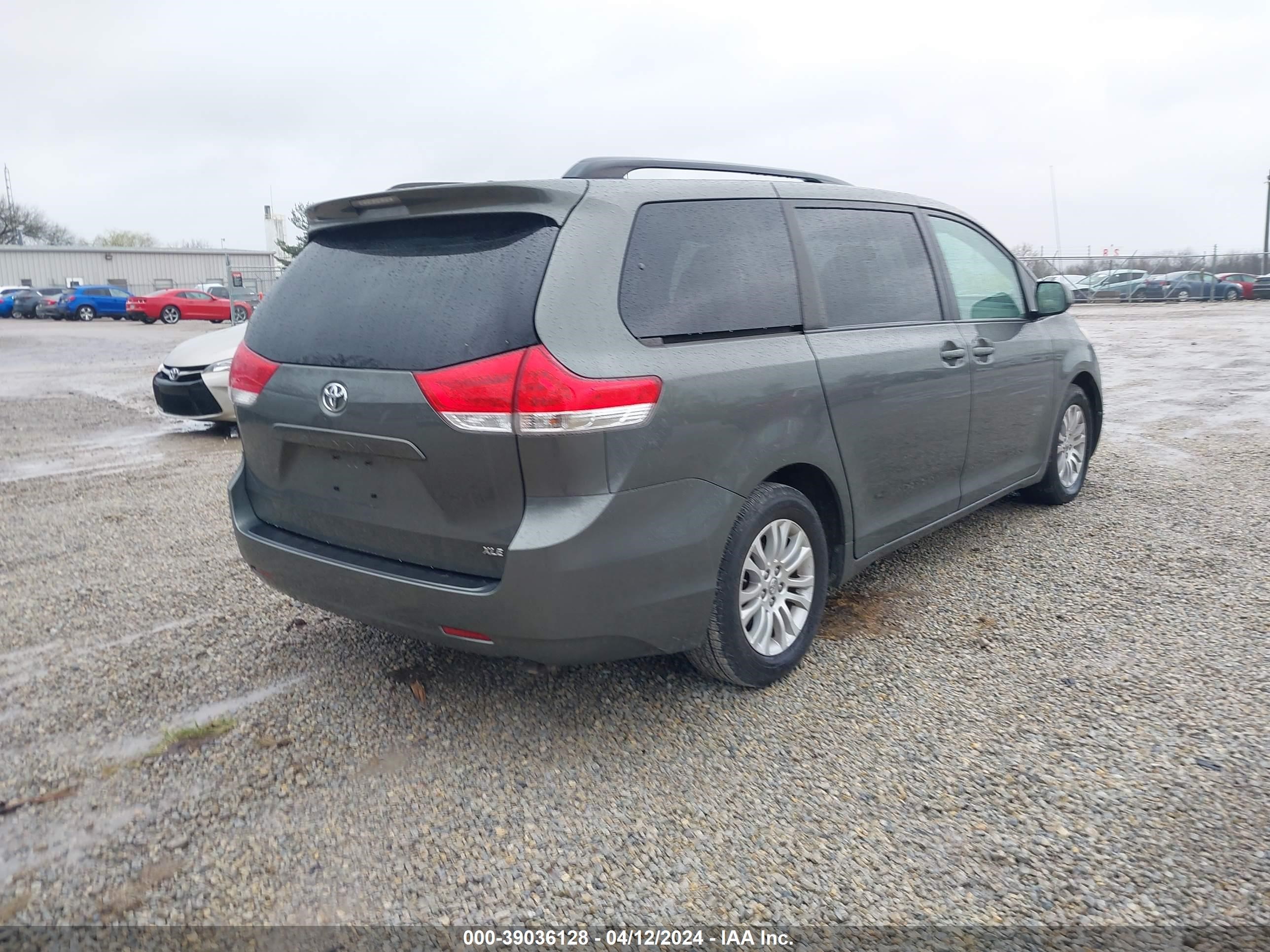 Photo 3 VIN: 5TDYK3DC1CS267023 - TOYOTA SIENNA 