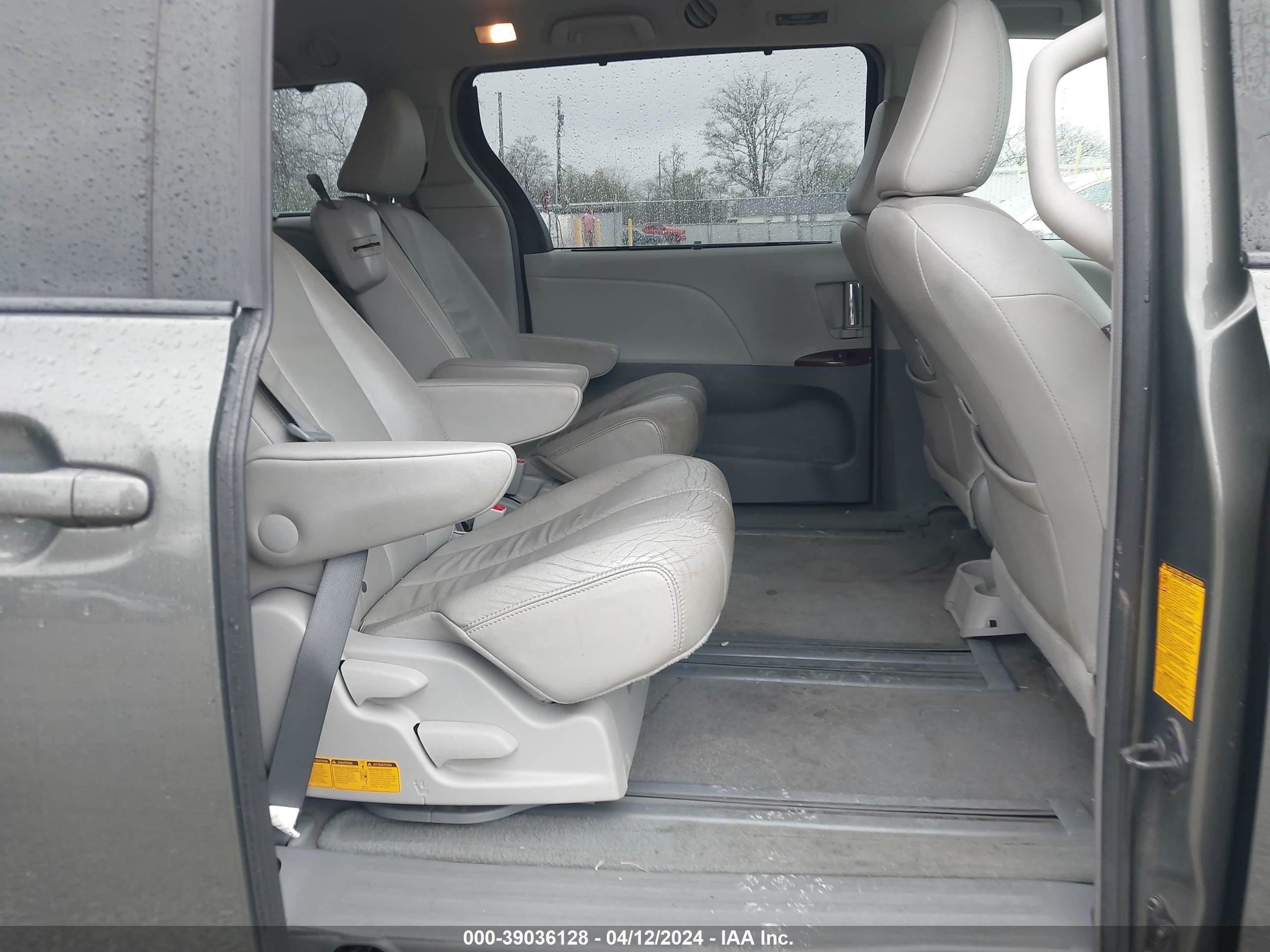 Photo 7 VIN: 5TDYK3DC1CS267023 - TOYOTA SIENNA 