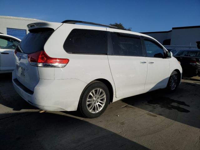 Photo 2 VIN: 5TDYK3DC1DS302080 - TOYOTA SIENNA XLE 