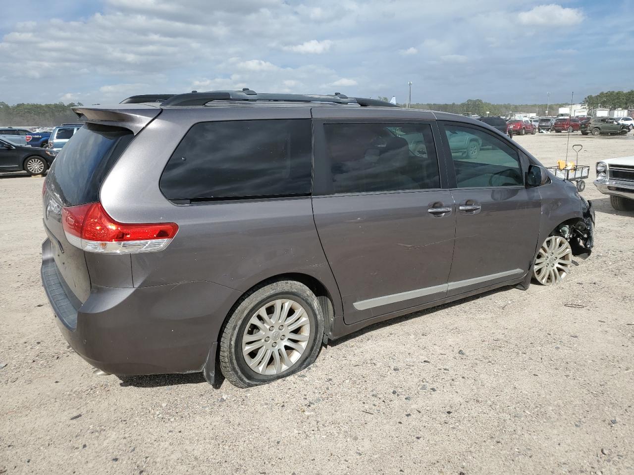 Photo 2 VIN: 5TDYK3DC1DS319994 - TOYOTA SIENNA 