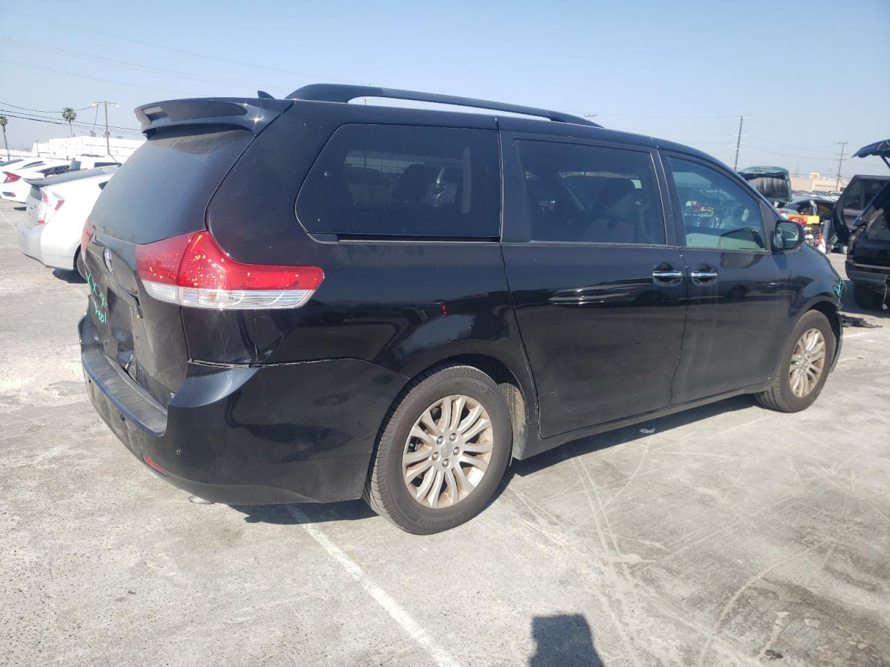 Photo 2 VIN: 5TDYK3DC1DS323298 - TOYOTA SIENNA 