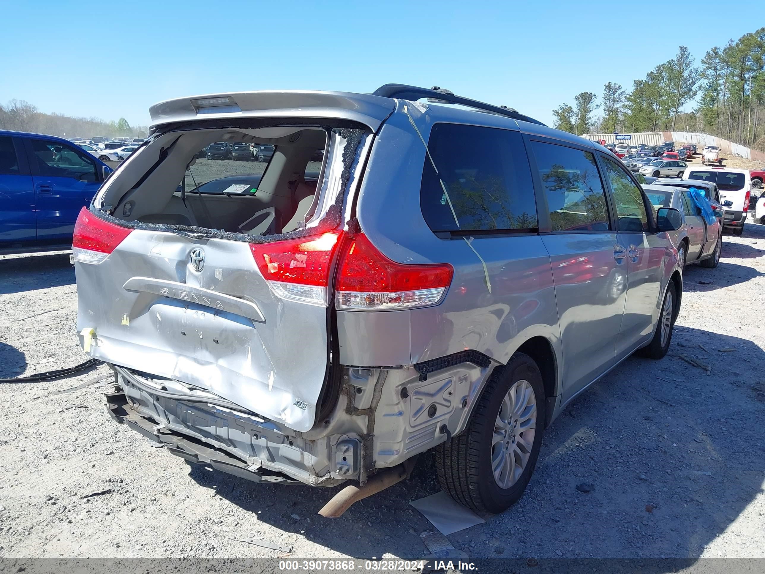 Photo 3 VIN: 5TDYK3DC1DS325973 - TOYOTA SIENNA 