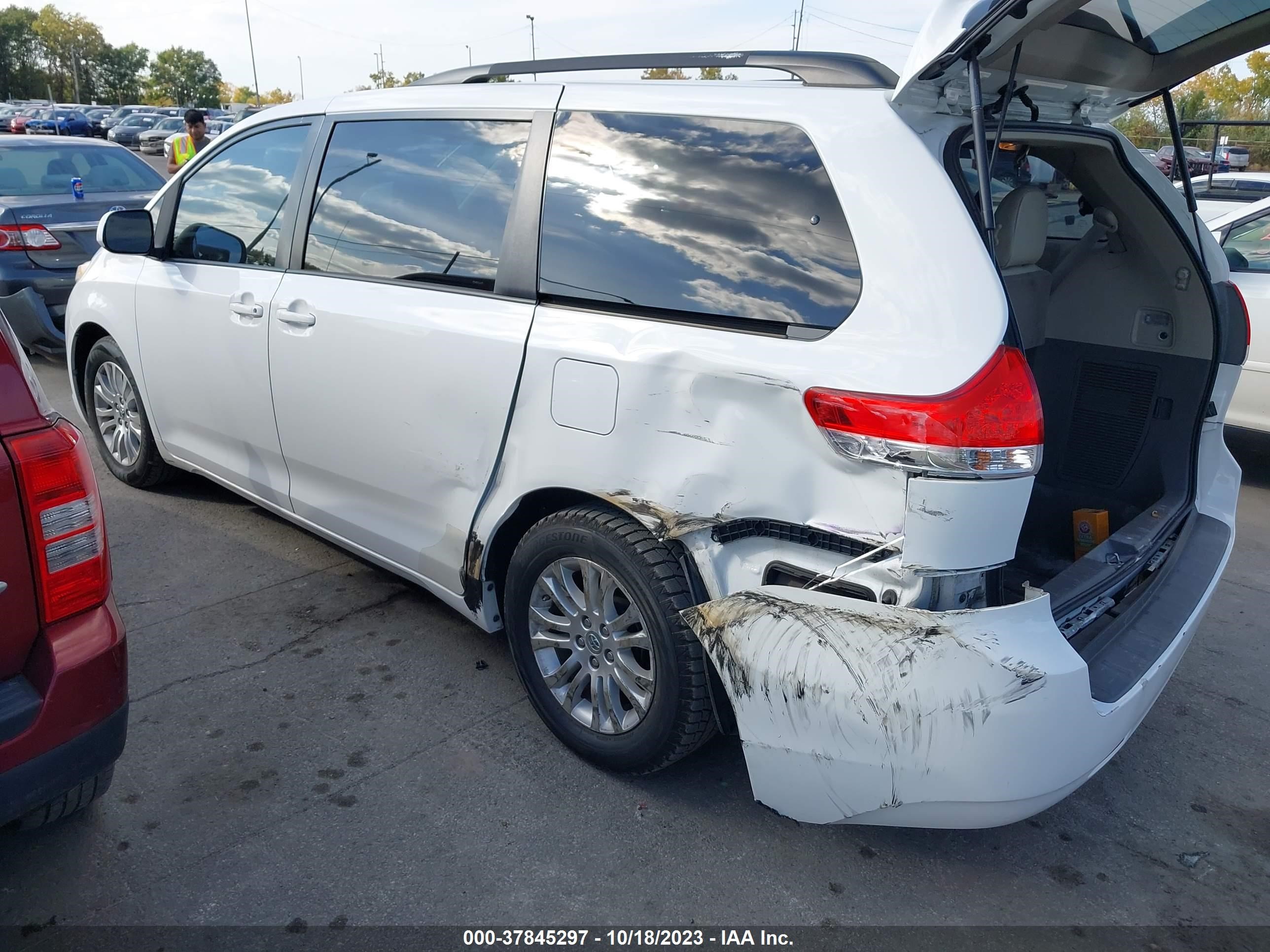 Photo 2 VIN: 5TDYK3DC1ES441076 - TOYOTA SIENNA 