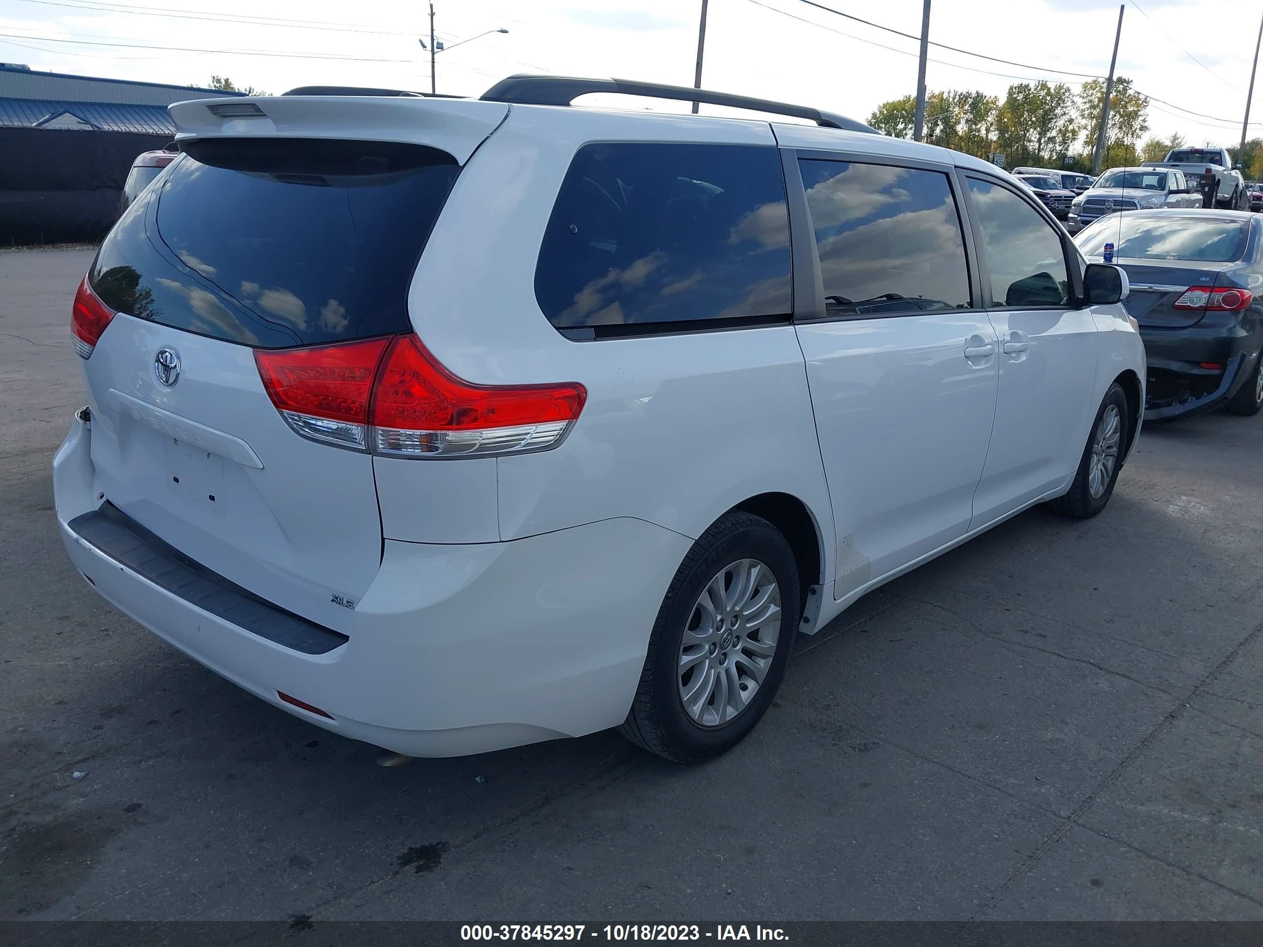 Photo 3 VIN: 5TDYK3DC1ES441076 - TOYOTA SIENNA 