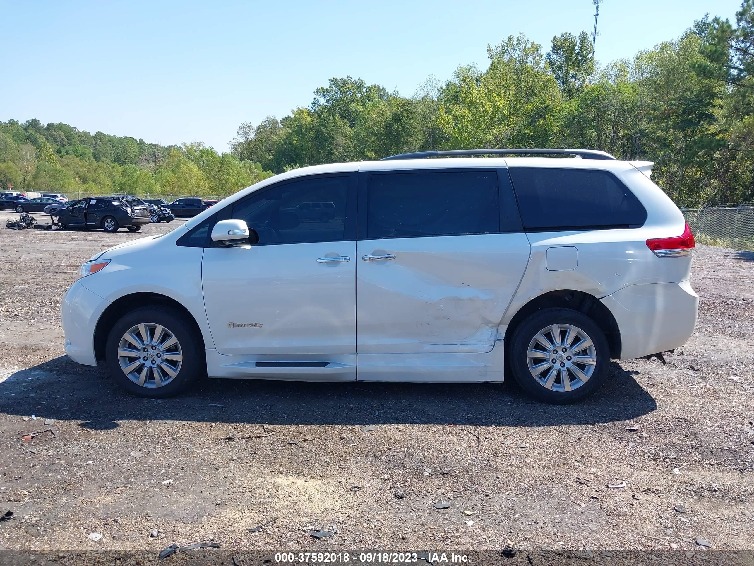 Photo 13 VIN: 5TDYK3DC1ES449131 - TOYOTA SIENNA 