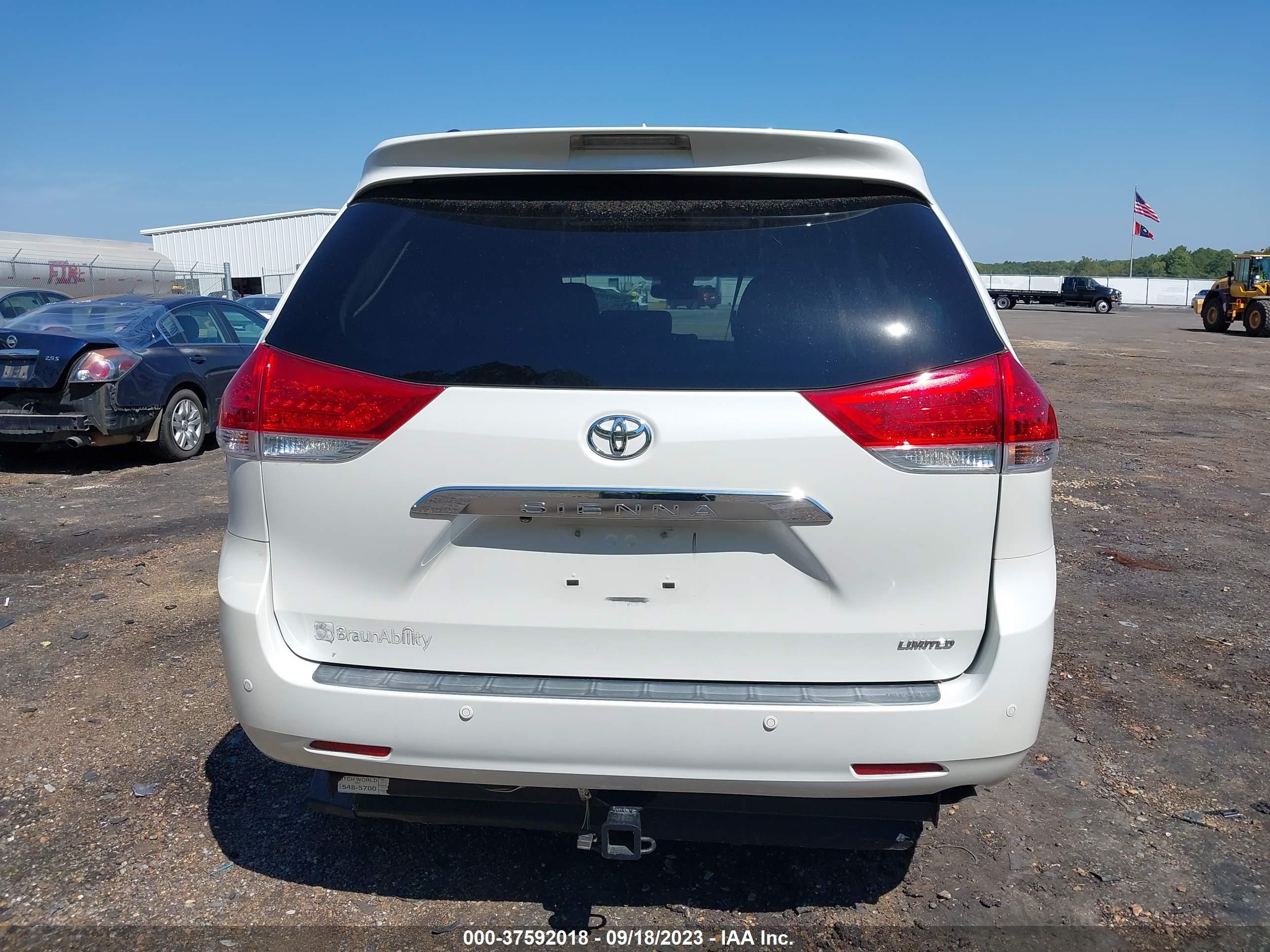 Photo 15 VIN: 5TDYK3DC1ES449131 - TOYOTA SIENNA 