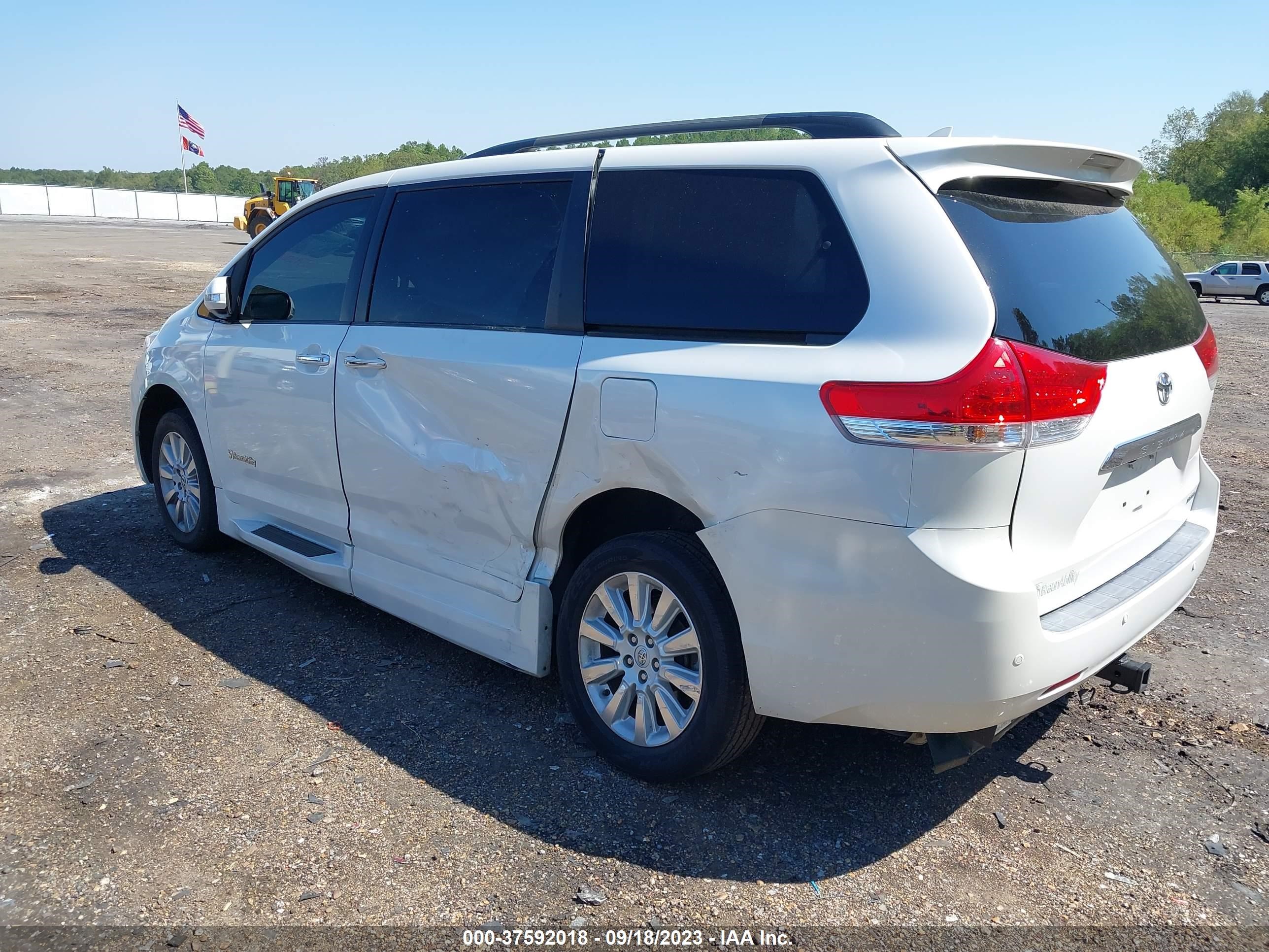 Photo 2 VIN: 5TDYK3DC1ES449131 - TOYOTA SIENNA 