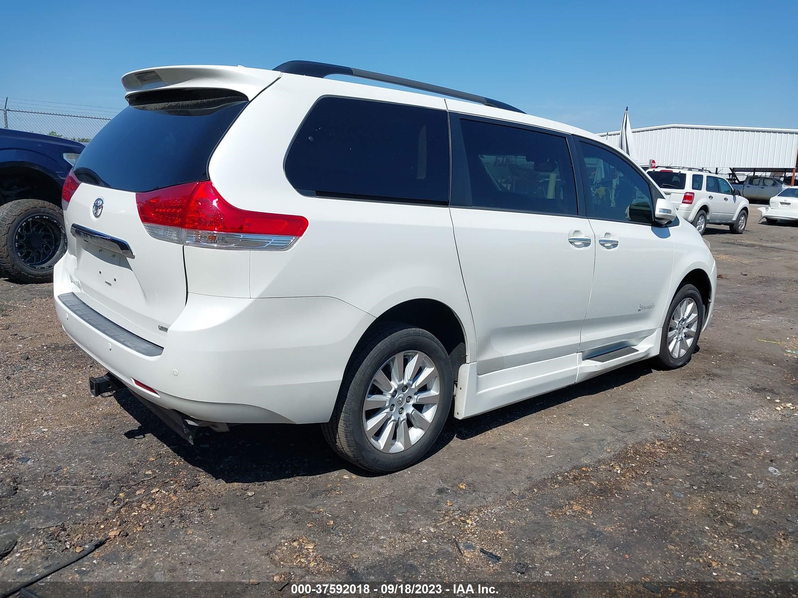 Photo 3 VIN: 5TDYK3DC1ES449131 - TOYOTA SIENNA 