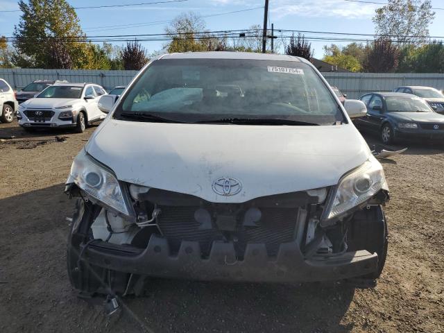 Photo 4 VIN: 5TDYK3DC1ES465040 - TOYOTA SIENNA XLE 