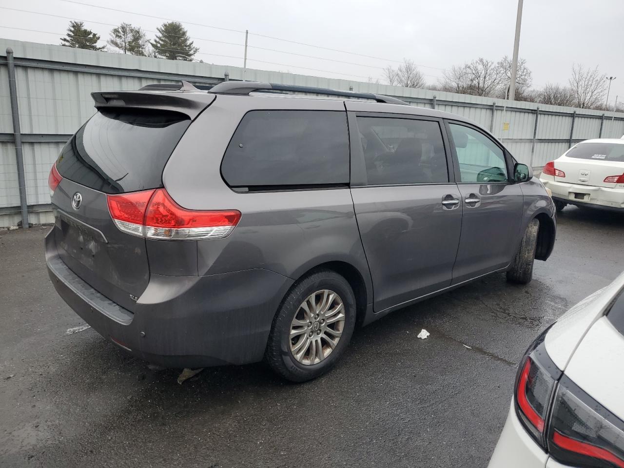 Photo 2 VIN: 5TDYK3DC2BS070313 - TOYOTA SIENNA 