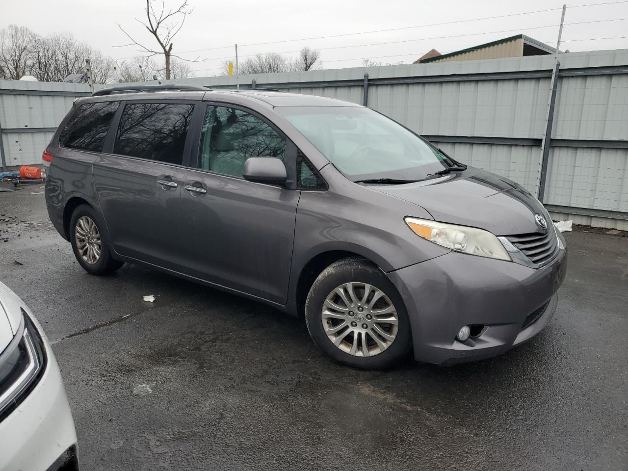 Photo 3 VIN: 5TDYK3DC2BS070313 - TOYOTA SIENNA 