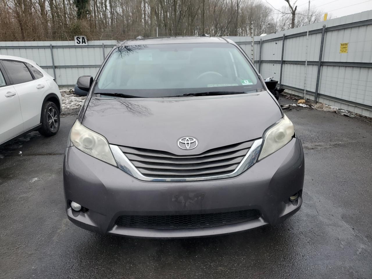 Photo 4 VIN: 5TDYK3DC2BS070313 - TOYOTA SIENNA 