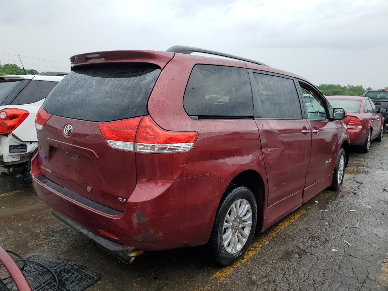 Photo 2 VIN: 5TDYK3DC2BS134771 - TOYOTA SIENNA 