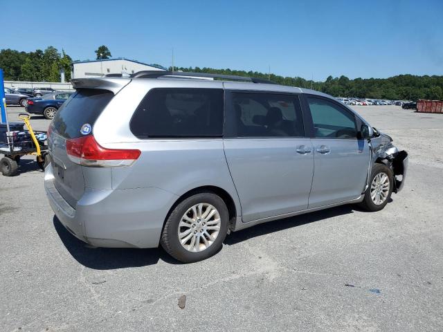 Photo 2 VIN: 5TDYK3DC2CS243135 - TOYOTA SIENNA XLE 