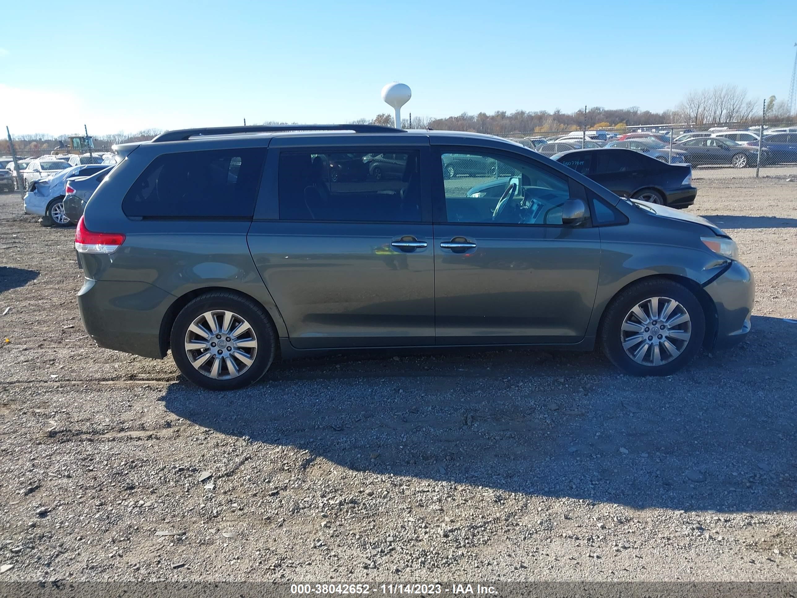 Photo 13 VIN: 5TDYK3DC2CS262235 - TOYOTA SIENNA 