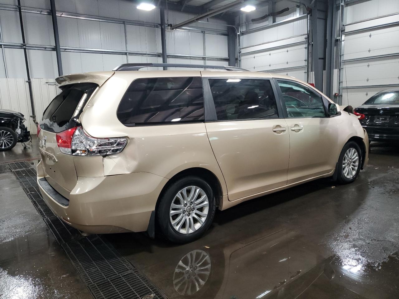 Photo 2 VIN: 5TDYK3DC2CS266947 - TOYOTA SIENNA 