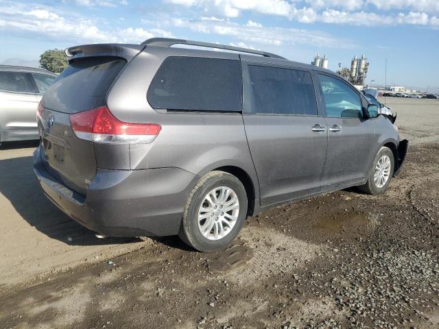 Photo 2 VIN: 5TDYK3DC2DS334794 - TOYOTA SIENNA XLE 