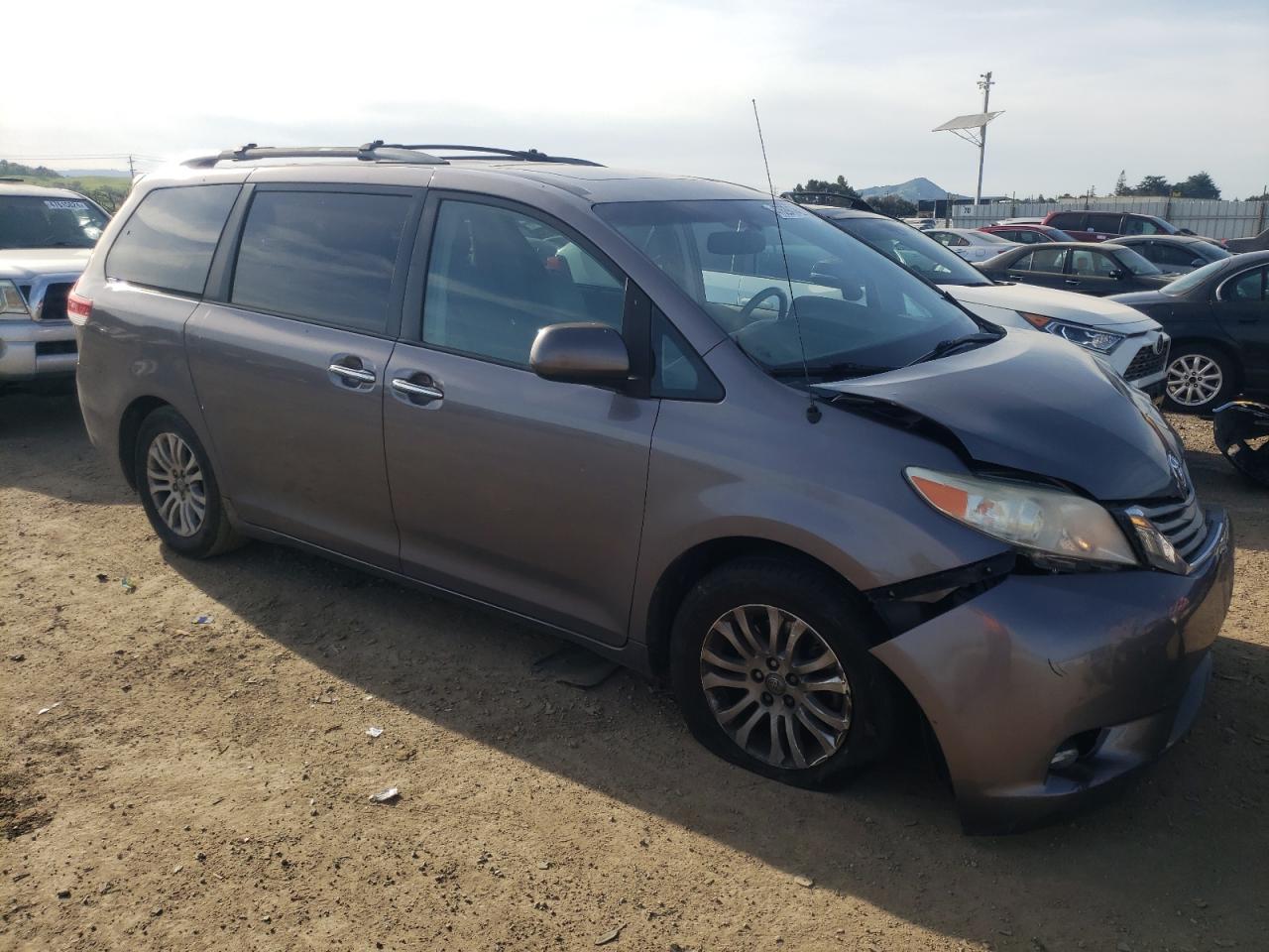 Photo 3 VIN: 5TDYK3DC2ES476046 - TOYOTA SIENNA 