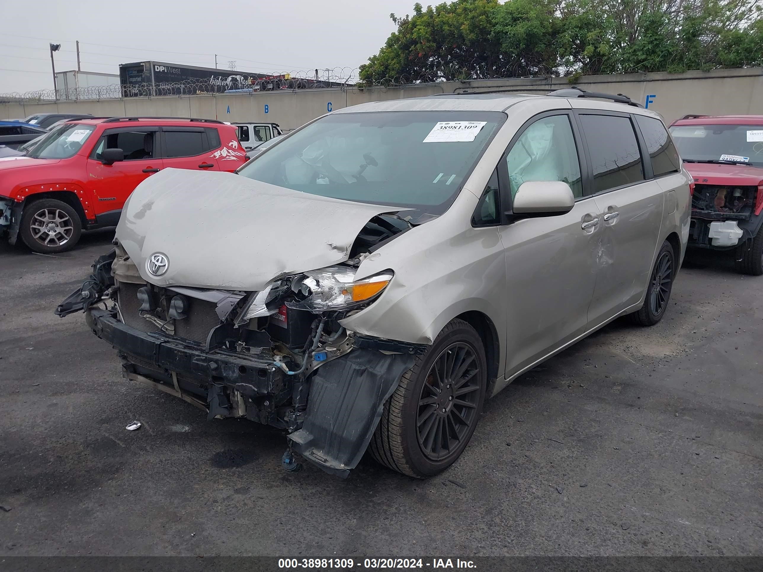 Photo 1 VIN: 5TDYK3DC2FS527160 - TOYOTA SIENNA XLE 