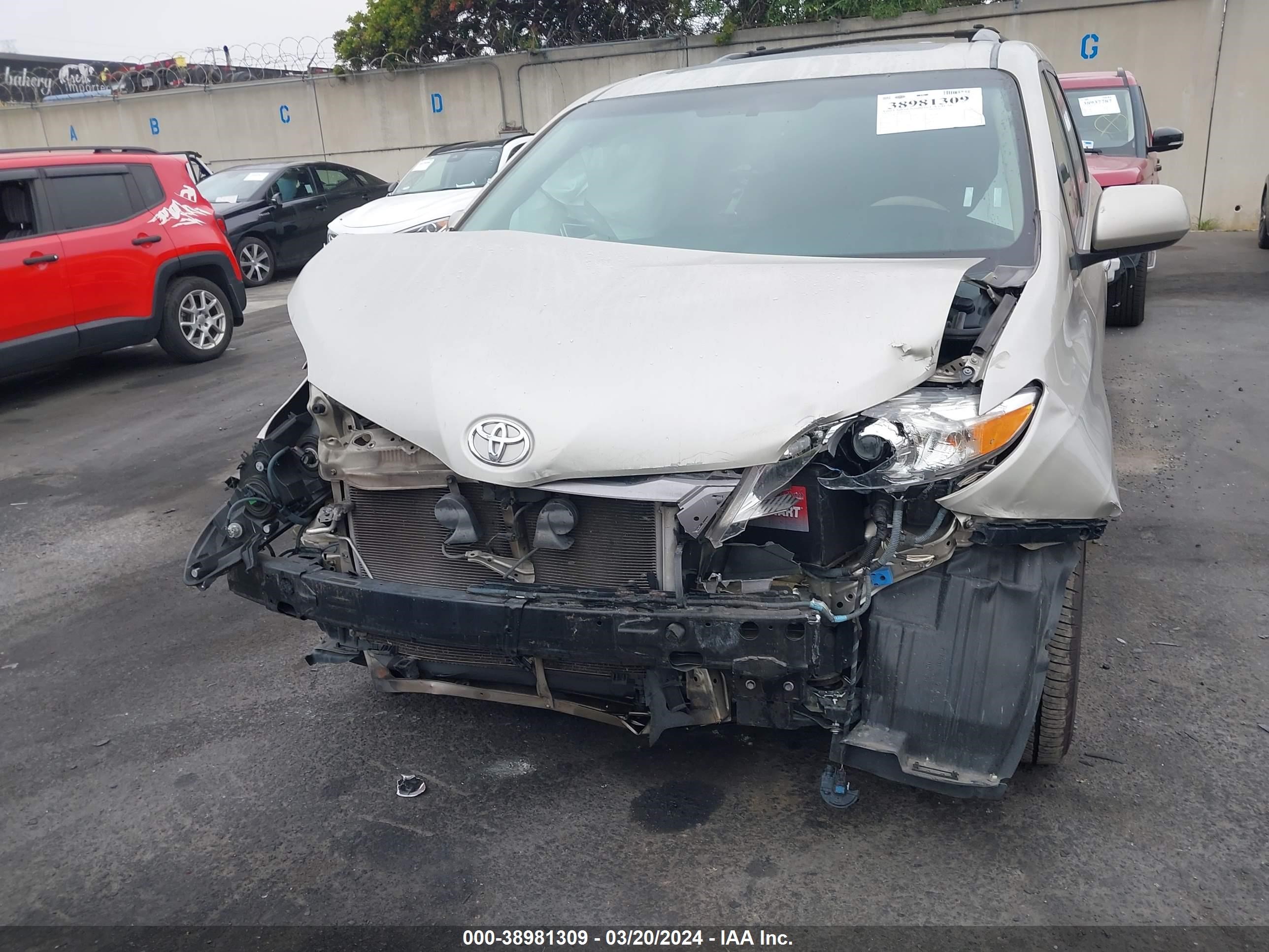 Photo 11 VIN: 5TDYK3DC2FS527160 - TOYOTA SIENNA XLE 