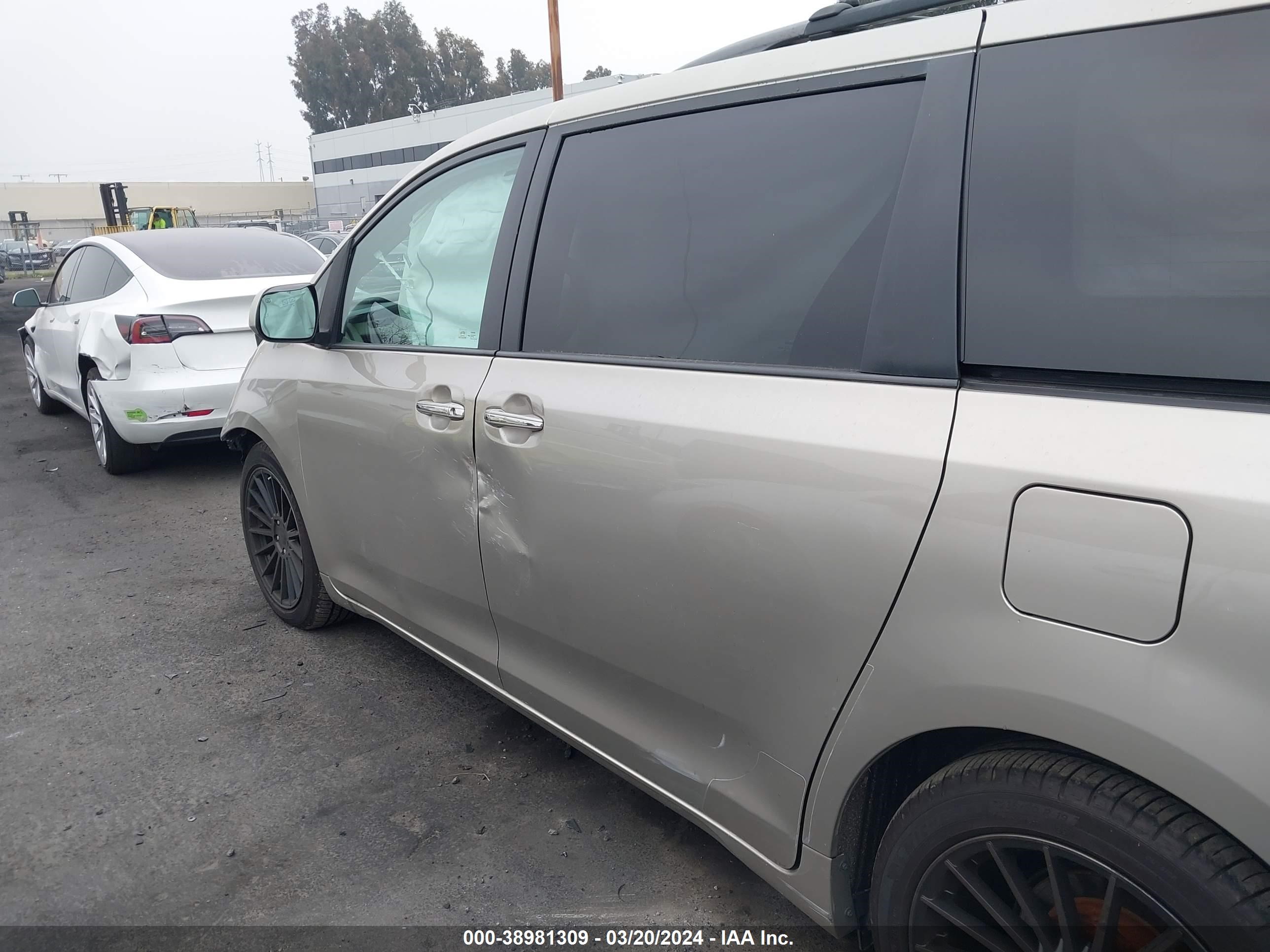 Photo 13 VIN: 5TDYK3DC2FS527160 - TOYOTA SIENNA XLE 