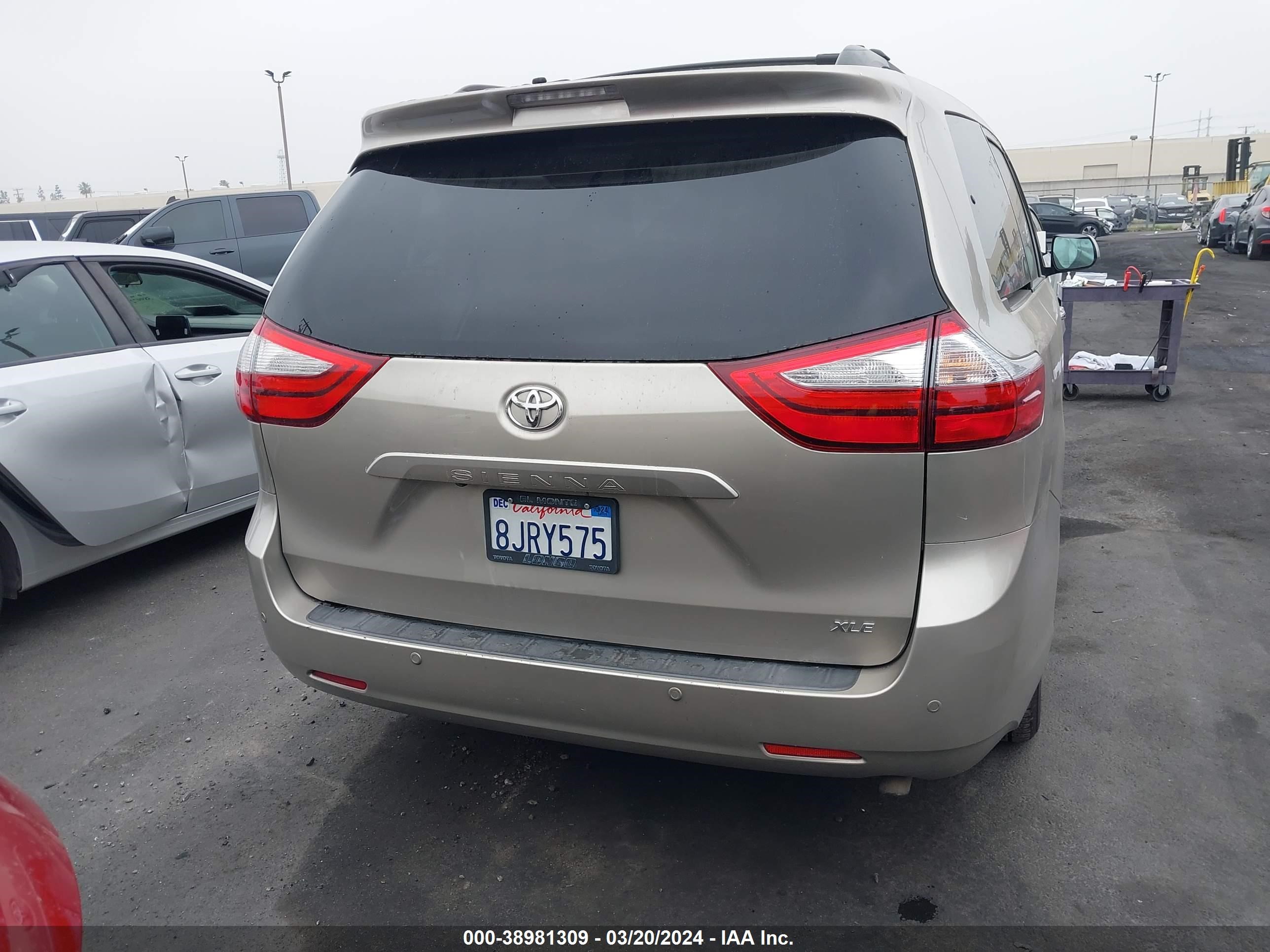 Photo 15 VIN: 5TDYK3DC2FS527160 - TOYOTA SIENNA XLE 