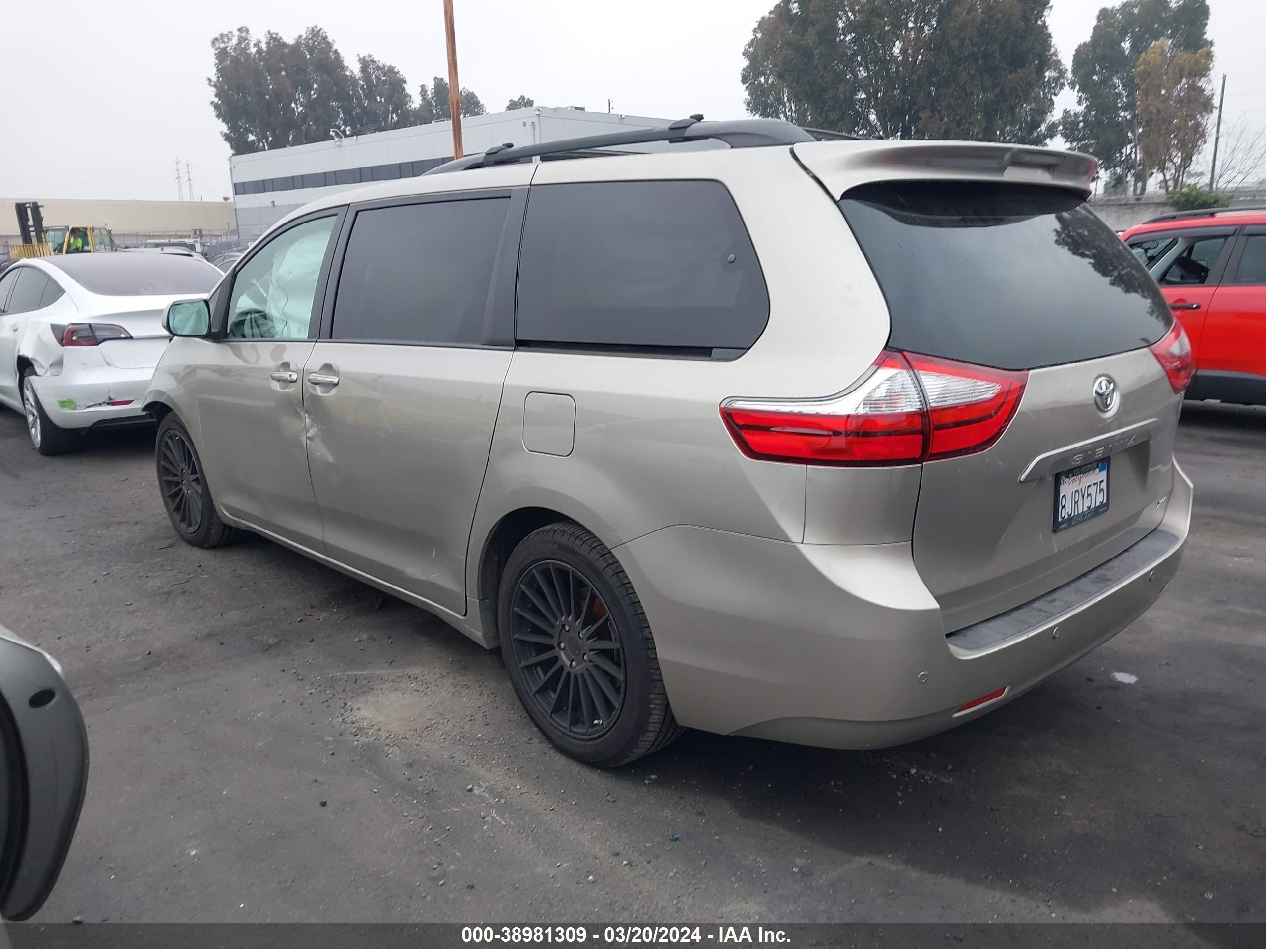 Photo 2 VIN: 5TDYK3DC2FS527160 - TOYOTA SIENNA XLE 