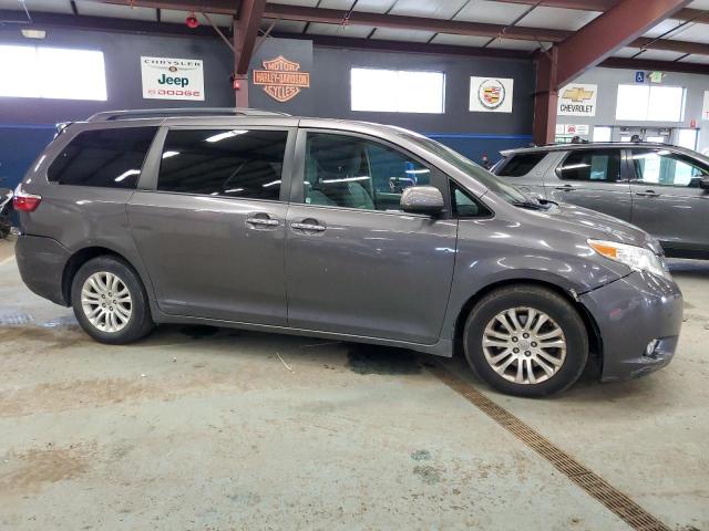 Photo 3 VIN: 5TDYK3DC2FS572776 - TOYOTA SIENNA XLE 