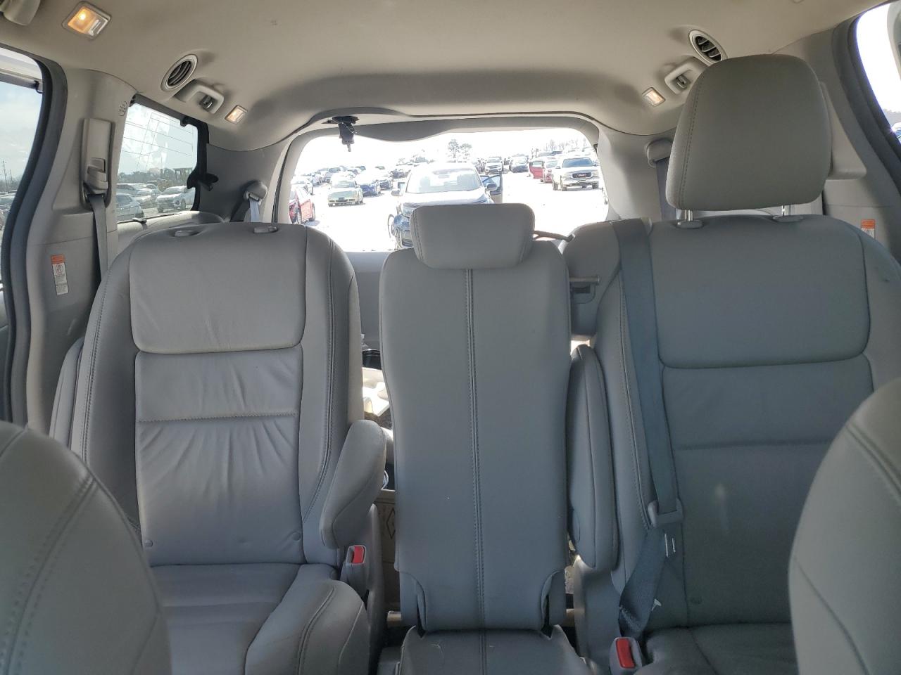 Photo 9 VIN: 5TDYK3DC2GS748193 - TOYOTA SIENNA 