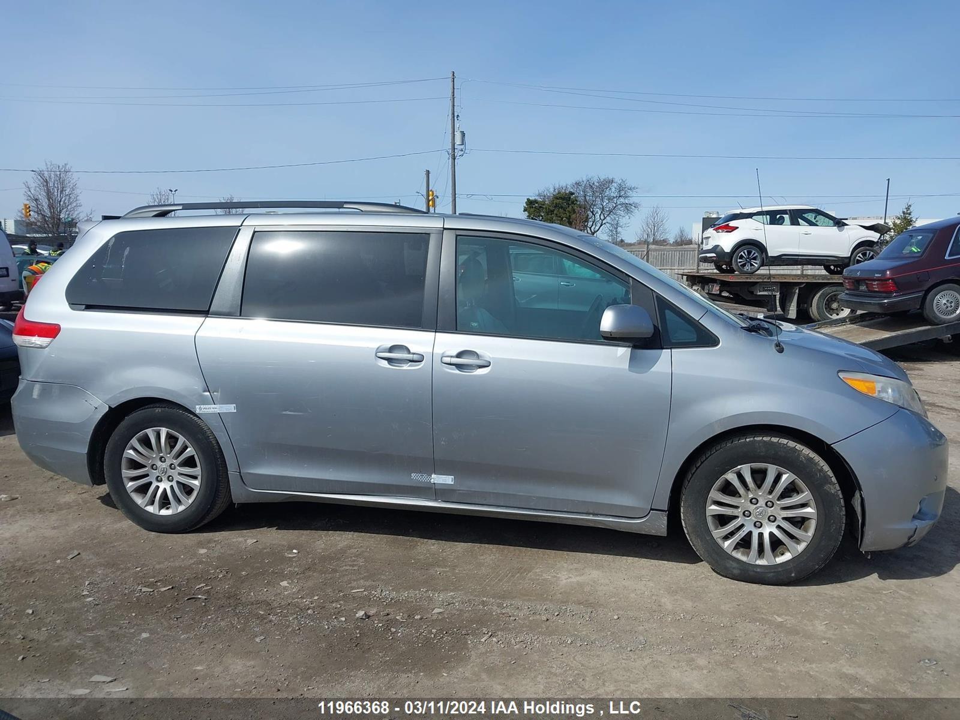 Photo 12 VIN: 5TDYK3DC3BS054010 - TOYOTA SIENNA 