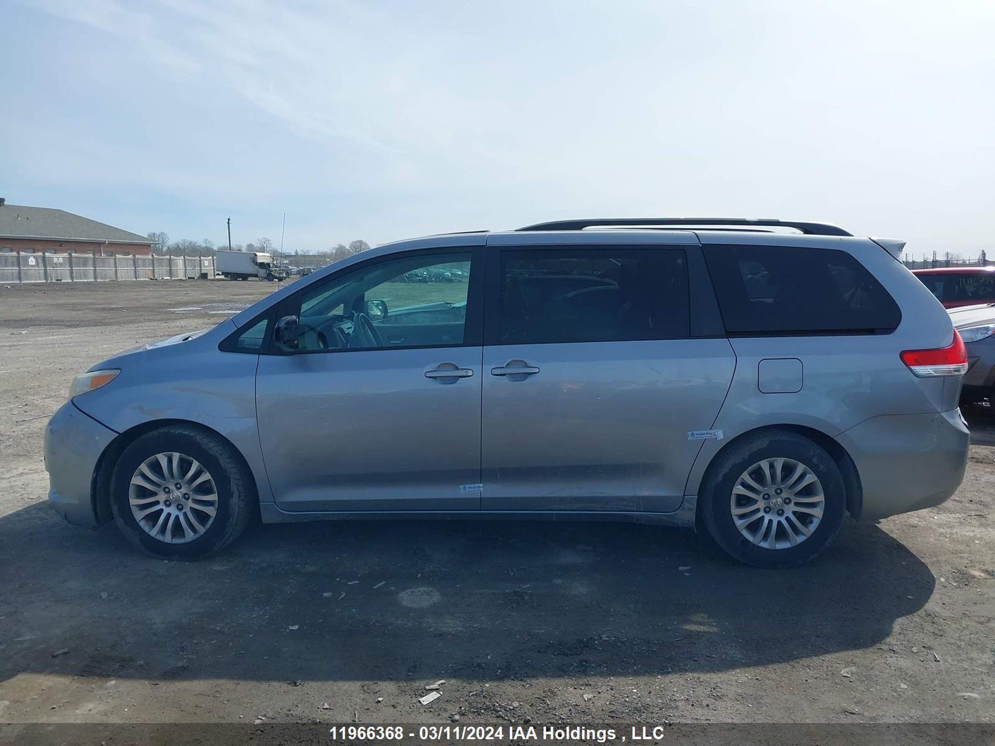 Photo 13 VIN: 5TDYK3DC3BS054010 - TOYOTA SIENNA 