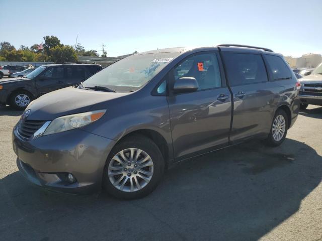 Photo 0 VIN: 5TDYK3DC3BS099884 - TOYOTA SIENNA XLE 