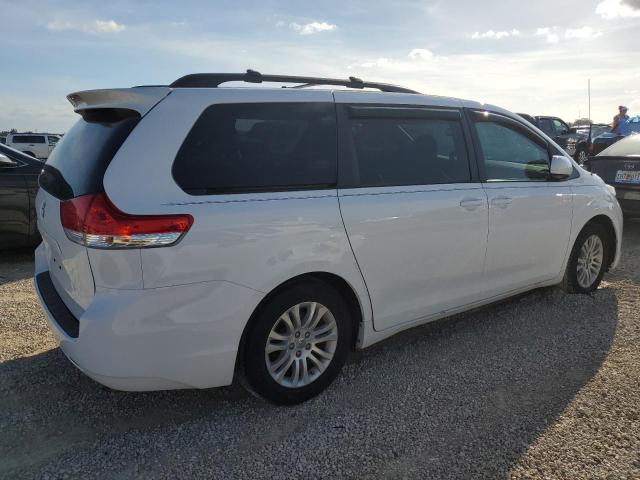 Photo 2 VIN: 5TDYK3DC3DS313470 - TOYOTA SIENNA XLE 