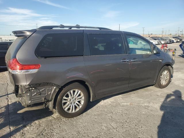 Photo 2 VIN: 5TDYK3DC3DS331032 - TOYOTA SIENNA XLE 