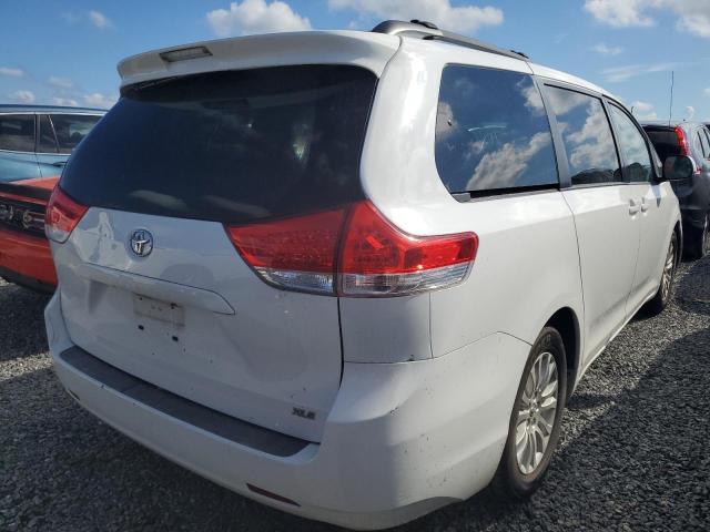 Photo 2 VIN: 5TDYK3DC3DS361308 - TOYOTA SIENNA XLE 