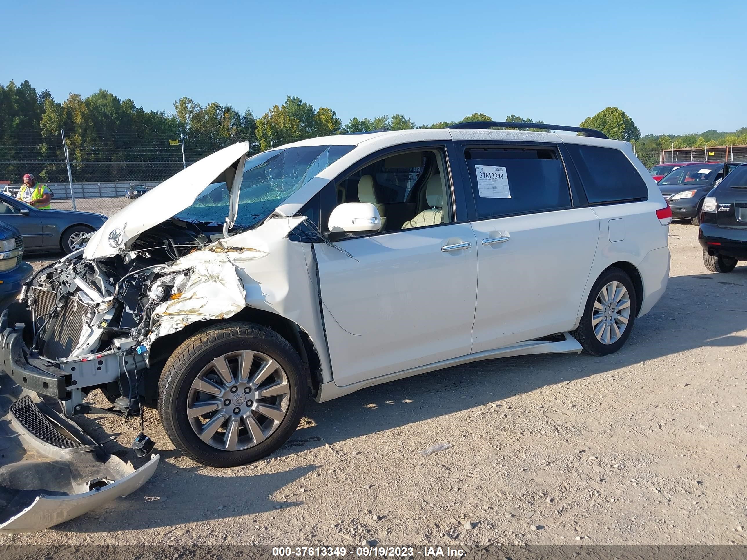 Photo 1 VIN: 5TDYK3DC3DS366363 - TOYOTA SIENNA 