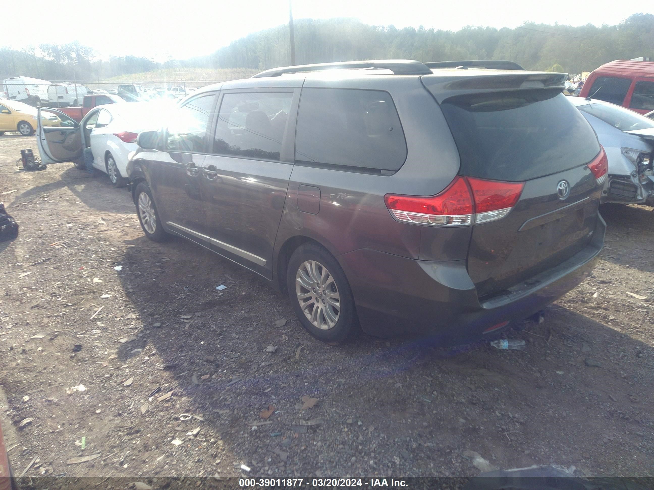 Photo 2 VIN: 5TDYK3DC3DS371112 - TOYOTA SIENNA 