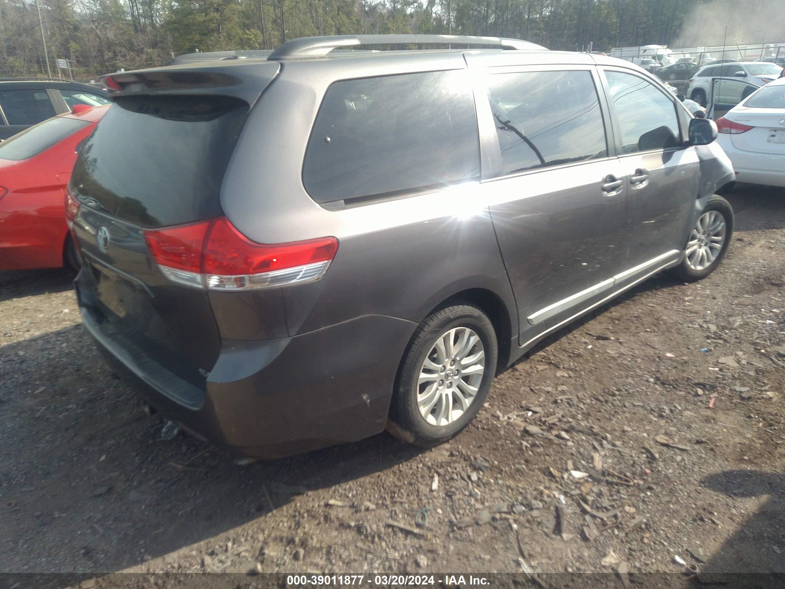 Photo 3 VIN: 5TDYK3DC3DS371112 - TOYOTA SIENNA 