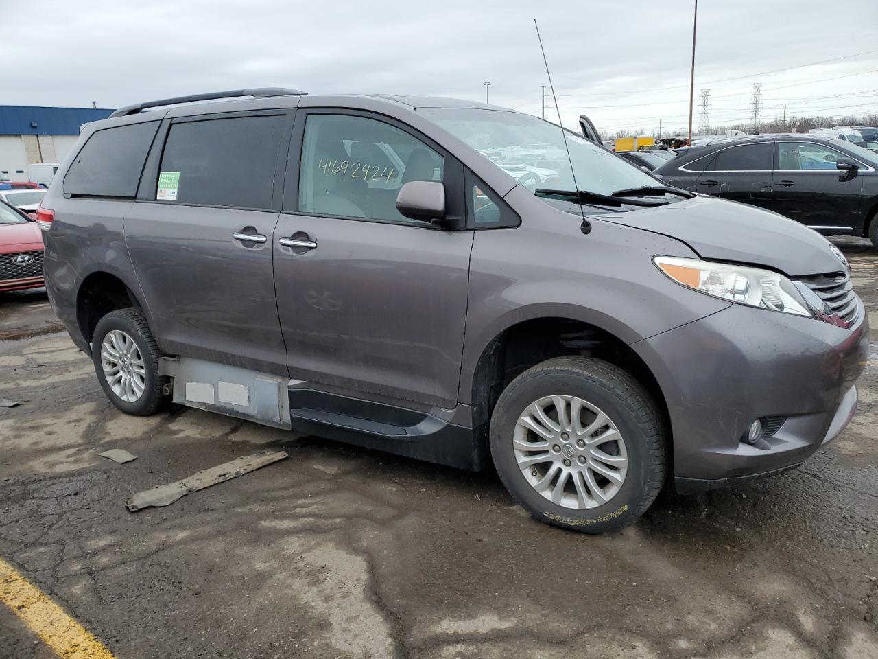 Photo 3 VIN: 5TDYK3DC3ES504825 - TOYOTA SIENNA 