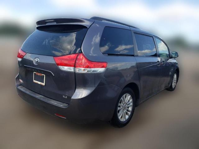 Photo 2 VIN: 5TDYK3DC4CS241810 - TOYOTA SIENNA XLE 