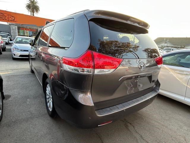 Photo 2 VIN: 5TDYK3DC4DS373029 - TOYOTA SIENNA XLE 